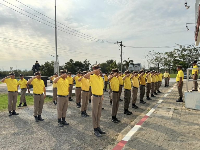 พ.ต.อ.ณรงค์ศักดิ์ ศรีนารอด ผกก.สภ.บางม่วง ได้เรียกข้าราชตำรวจ สภ.บางม่วง ทุกนาย ร่วมทำการฝึกทบทวนประจำสัปดาห์ ในท่าแบบฝึกบุคคลท่ามือเปล่า