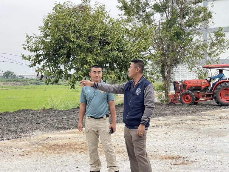 ผกก.สภ.บางม่วงและงานจราจร สภ.บางม่วง ร่วมกันติดต่อขอการสนับสนุนหมวดการทางจังหวัดนครสวรรค์ นำหินกากยางมะตอย มาปรับปรุงภูมิทัศน์ บริเวณโดยรอบถนน สภ.บางม่วง