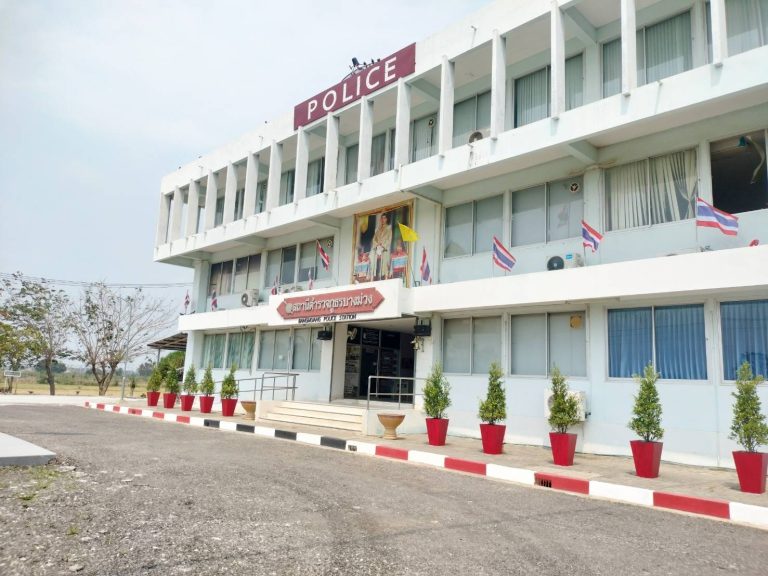 งานจราจร สภ.บางม่วง ได้ร่วมกันทาสีกระถางต้นไม้ บริเวณหน้า สภ. เพื่อปรับภูมิทัศน์ ตามแนว ดำริ ของ พ.ต.อ.ณรงค์ศักดิ์ ศรีนารอด ผกก.สภ.บางม่วง