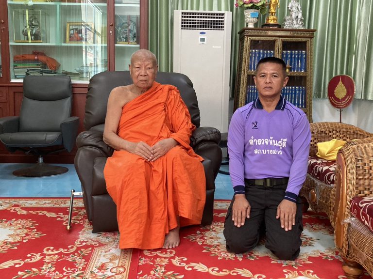 พ.ต.อ.ณรงค์ศักดิ์ ศรีนารอด ผกก.สภ.บางม่วง พร้อมด้วย ข้าราชการ สภ.บางม่วง เข้า กราบนมัสการ เพื่อขอพรจาก พระราชวชิรสุนทร (สุนทร ขันติโก) เจ้าอาวาสวัดท่าพระเจริญพรต (วัดบ้านมะเกลือ)