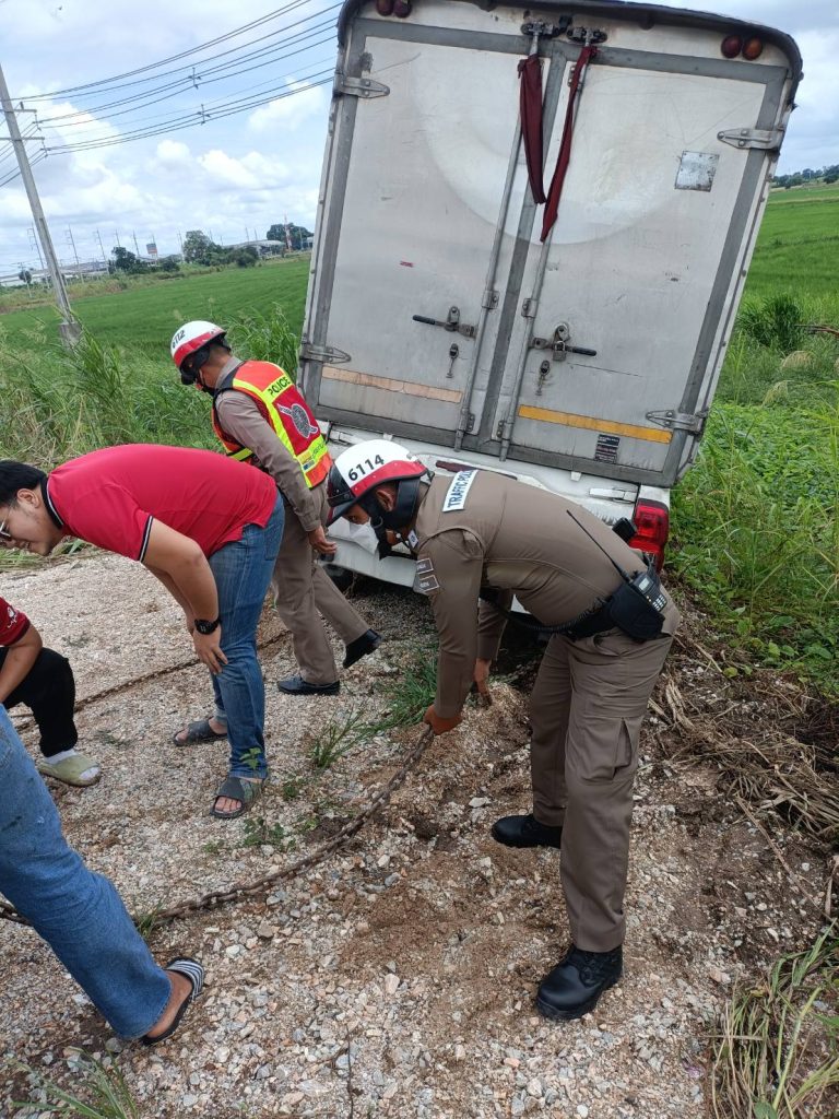 งานจราจร สภ.บางม่วง ช่วยเหลือรถกระบะตรกข้างทางเอง