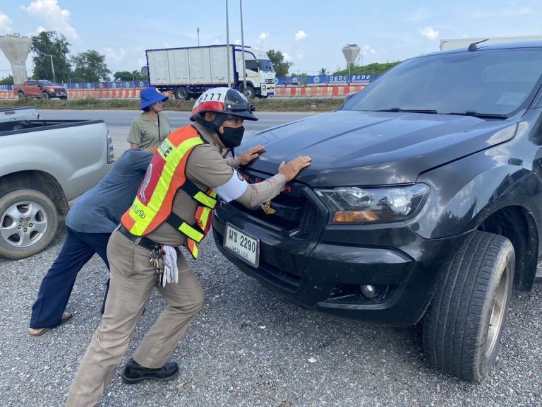 งานจราจร สภ.บางม่วง เข้าช่วยเหลือประชาชนที่รถยนต์อยู่ข้างทาง