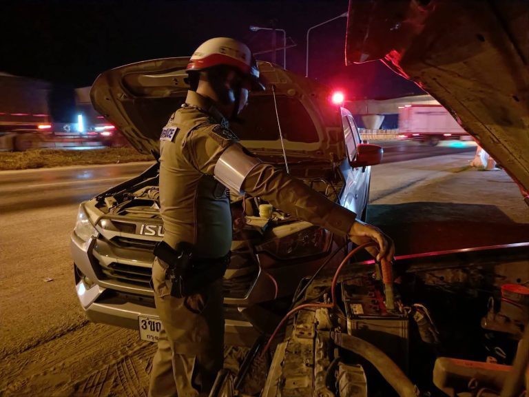 งานจราจร สภ.บางม่วง เข้าช่วยเหลือประชาชนที่รถเสียอยู่ข้างทาง