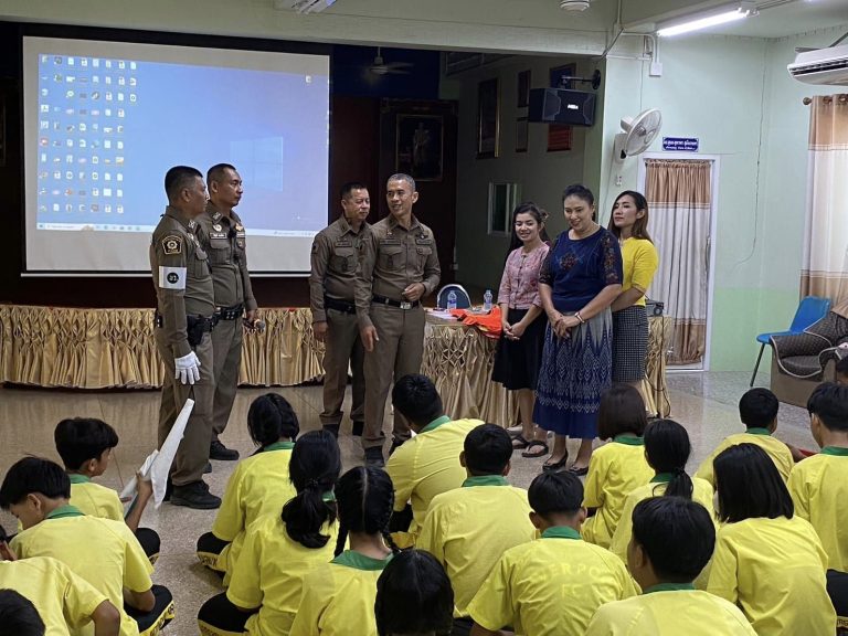 พ.ต.ท.ธวัชชัย เจริญสุขรุ่งเรือง รอง ผกก.ป.สภ.บางม่วง พร้อมงานจราจร สภ.บางม่วง ได้ให้ความรู้เกี่ยวกับกฎหมายจราจร การใช้สัญญาณจราจร