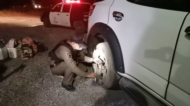 สายตรวจบึงน้ำใส เข้าช่วยเหลือรถยนต์ประชาชนที่ยางแตก