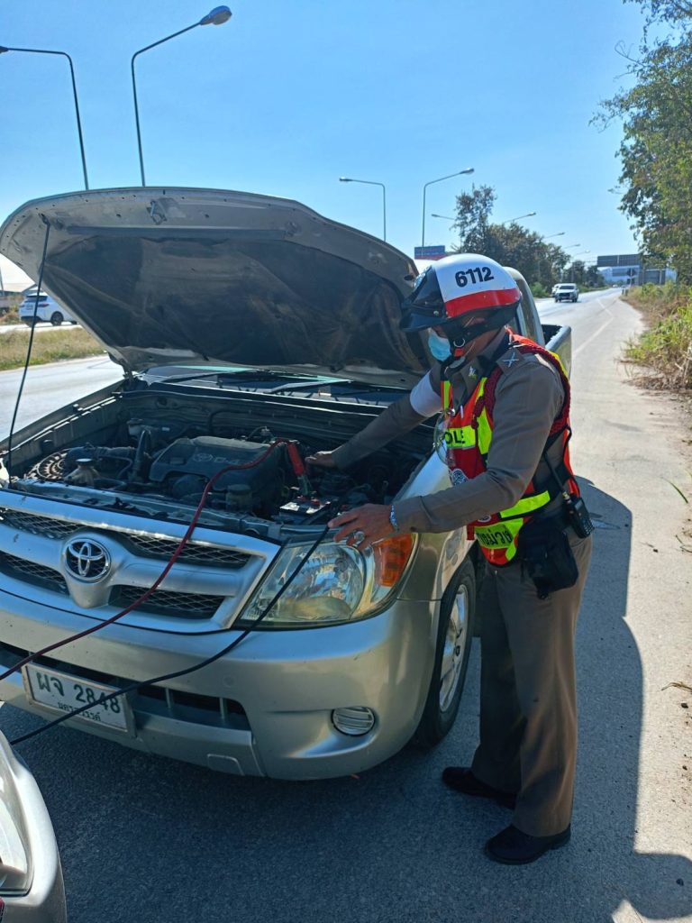 งานจราจร สภ.บางม่วง ให้ความช่วยเหลือนำน้ำมันพร้อมทั้งพ่วงแบตเตอรี่ ให้ประชาชน