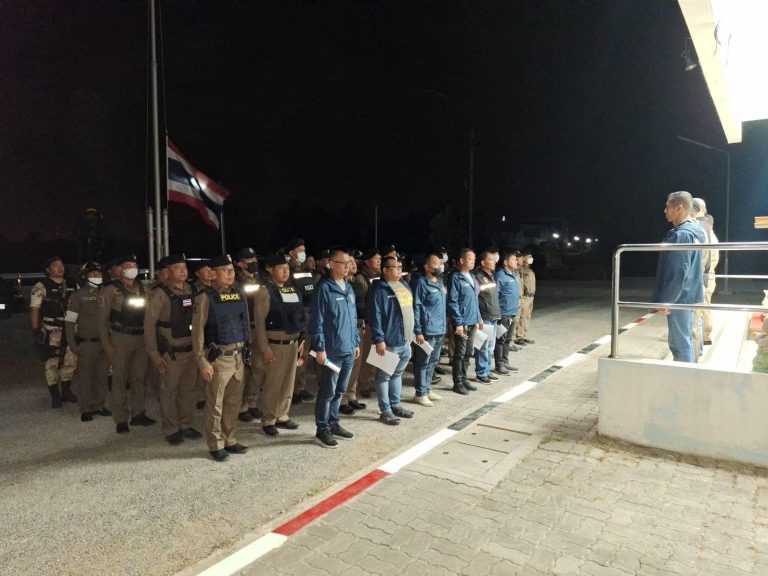 ข้าราชการตำรวจ สภ.บางม่วงและฝ่ายปกครองอำเภอเมืองนครสวรรค์ ร่วมประชุมชี้ แจงปล่อยแถว ระดมกวาดล้างอาชญากรรม