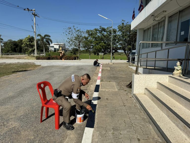 พ.ต.อ.ณรงค์ศักดิ์ ศรีนารอด ผกก.สภ.บางม่วง ได้ให้ข้าราชการตำรวจจราจร สภ.บางม่วง ปรับปรุงภูมิทัศน์ ทาสีฟุตบาท ด้านหน้า สถานีตำรวจภูธรบางม่วง