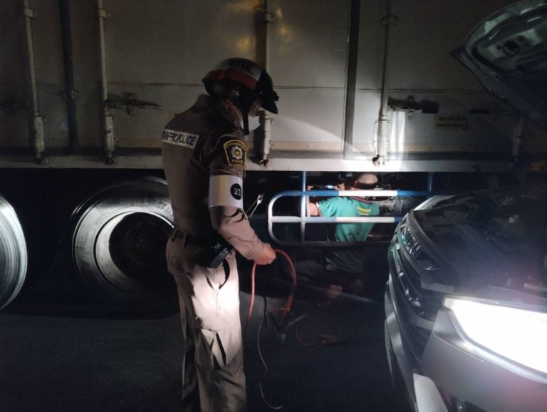 งานจราจรสภ.บางม่วง เข้าช่วยเหลือรถบรรทุกที่เสียอยู่ข้างทาง