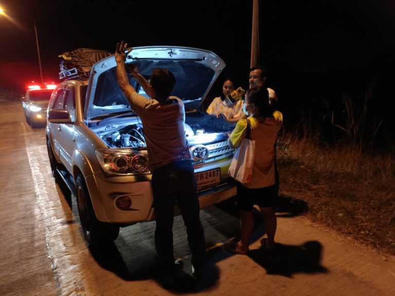 ด.ต.มนตรี ชัยประภา ผบ.หมู่ (ป.) สภ.บางม่วง เข้าให้การช่วยเหลือ รถเสียข้างทางในช่วงเทศกาลปีใหม่