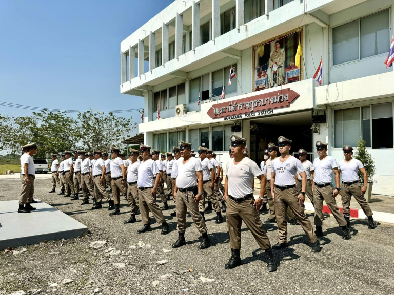 พ.ต.อ.ณรงค์ศักดิ์ ศรีนารอด ผกก.สภ.บางม่วง ได้เรียกข้าราชการตำรวจ สภ.บางม่วงทุกนาย ร่วมทำการฝึกทบทวนประจำสัปดาห์