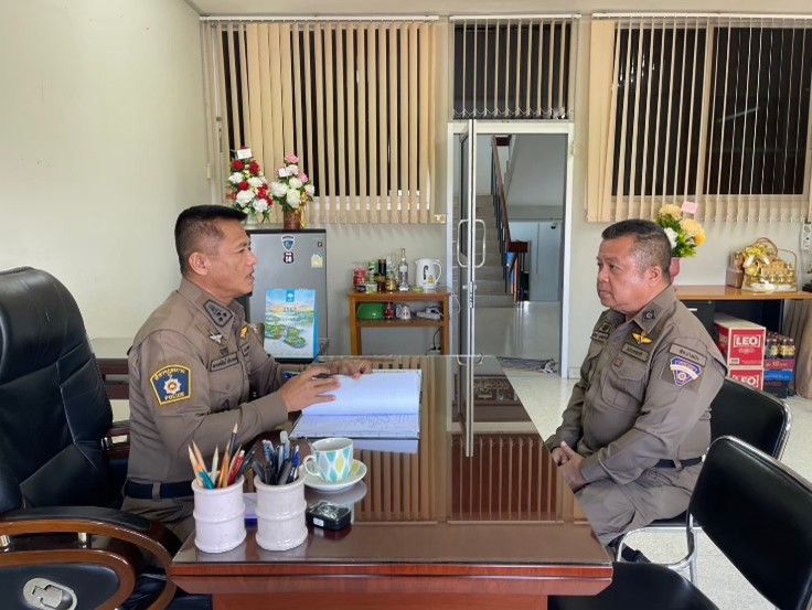 พ.ต.อ.ณรงค์ศักดิ์ ศรีนารอด ผกก.สภ.บางม่วง เรียกข้าราชการตำรวจพูดคุยถึงความเป็นอยู่ และกำชับกำชับมาตรการควบคุมความประพฤติตามคำสั่งตร.1212/2537 กำชับนโยบายต่อต้านการรับสินบน(Anti-bribery Policy)  และให้ขวัญกำลังใจในการปฏิบัติหน้าที่