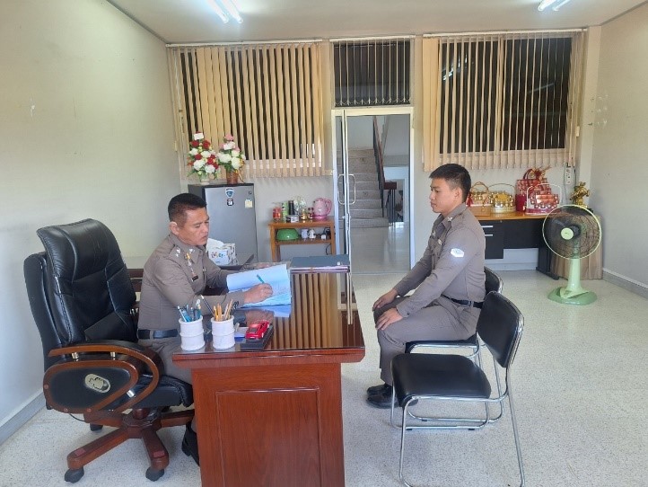 พ.ต.อ.ณรงค์ศักดิ์ ศรีนารอด ผกก.สภ.บางม่วง เรียกข้าราชการตำรวจพูดคุยถึงความเป็นอยู่ และกำชับกำชับมาตรการควบคุมความประพฤติตามคำสั่งตร.1212/2537 กำชับนโยบายต่อต้านการรับสินบน(Anti-bribery Policy)  และให้ขวัญกำลังใจในการปฏิบัติหน้าที่