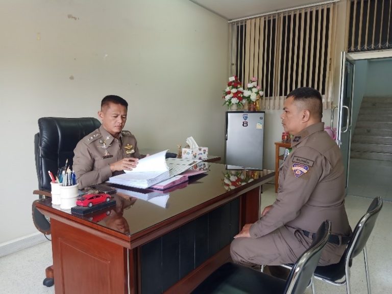 พ.ต.อ.ณรงค์ศักดิ์ ศรีนารอด ผกก.สภ.บางม่วง เรียกข้าราชการตำรวจพูดคุยถึงความเป็นอยู่ และกำชับกำชับมาตรการควบคุมความประพฤติตามคำสั่งตร.1212 กำชับนโยบายต่อต้านการรับสินบน(Anti-bribery Policy)  และให้ขวัญกำลังใจในการปฏิบัติหน้าที่