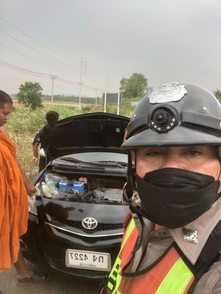 งานจราจร สภ.บางม่วง ให้การช่วยเหลือประชาชน