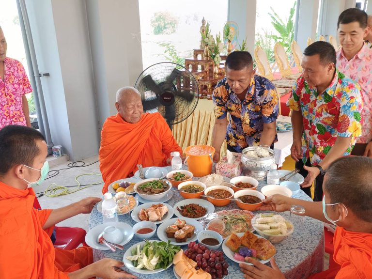 พ.ต.อ.ณรงค์ศักดิ์ ศรีนารอด ผกก.สภ.บางม่วง พร้อมข้าราชการตำรวจ สภ.บางม่วง ร่วมทำบุญ ถวายภัตตาหารเพล แด่พระภิกษุสงฆ์ เนื่องในเทศกาลสงกรานต์ พ.ศ.2567