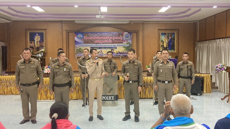 สภ.บางม่วง จัดอบรมให้ความรู้เกี่ยวกับยุทธวิธีการใช้ไม้ง่าม การใช้ปืนไฟฟ้า และ การควบคุมตัวผู้ป่วยจิตเวช บุคคลคุ้มคลั่ง ให้กับ อปพร.