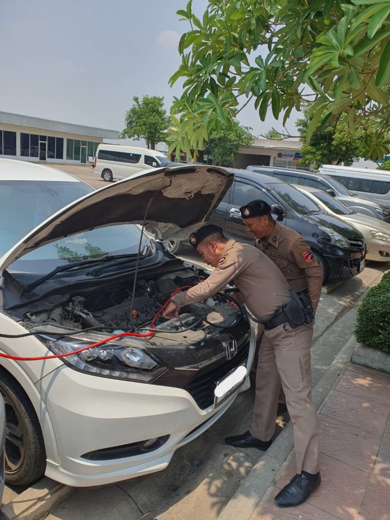 สายตรวจรถยนต์ พร้อมกำลัง ให้ความช่วยเหลือประชาชน