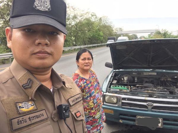 สายตรวจบึงน้ำใส สภ.บางม่วง ให้ความช่วยเหลือประชาชน