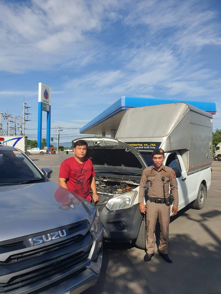 สายตรวจรถยนต์ สภ.บางม่วง ให้ความช่วยเหลือประชาชน