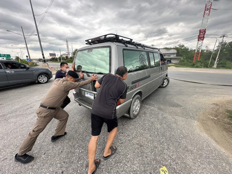 พ.ต.ต.ปรีชา ปรีชาจารย์ สวป.สภ.บางม่วง ให้ความช่วยเหลือประชาชน