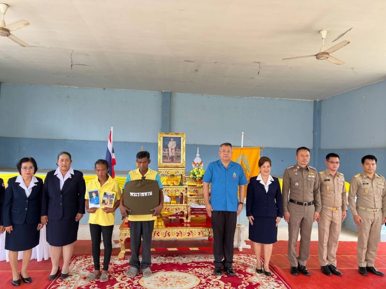 พ.ต.อ.โกมินทร์ สิงห์ขาว รอง ผบก.ภ.จว.นครสวรรค์ และ พ.ต.อ.ณรงค์ศักดิ์ ศรีนารอด ผกก.สภ.บางม่วง ร่วมกับมูลนิธิราชประชานุเคราะห์ในพระราชูปถัมภ์มอบสิ่งของในการดำรงชีพฯ