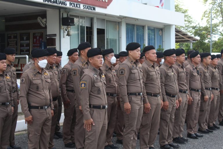 ข้าราชการตำรวจ สภ.บางม่วง ร่วมทำกิจกรรมหน้าเสาธง