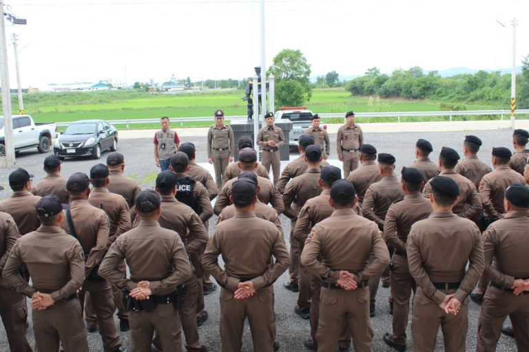 ข้าราชการตำรวจ สภ.บางม่วง ร่วมทำกิจกรรมหน้าเสาธง