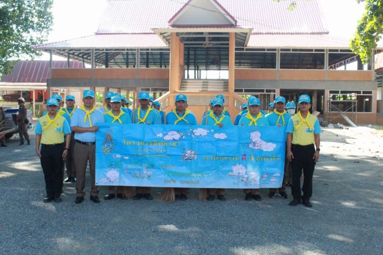 พ.ต.อ.ณรงค์ศักดิ์ ศรีนารอด ผกก.สภ.บางม่วง พร้อมด้วย ข้าราชการตำรวจ สภ.บางม่วง ร่วมกิจกรรมจิตอาสาพัฒนาเฉลิมพระเกียรติ เนื่องในโอกาศวันเฉลิมพระชนมพรรษาสมเด็จพระนางเจ้าสิริกิติ์