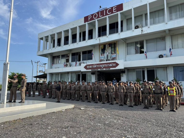 เข้าแถวเคารพธงชาติ เนื่องในวันพระราชทานธงชาติไทย ประจำปี 2567