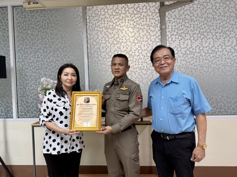 พ.ต.อ.ณรงค์ศักดิ์ ศรีนารอด ผกก.สภ.บางม่วง มอบใบประกาศเกียรติคุณ แก่ คุณวิรัช ตั้งประดิษฐ์ ประธานบริษัทนครสวรรค์ สยามโนวา (1985) จำกัด