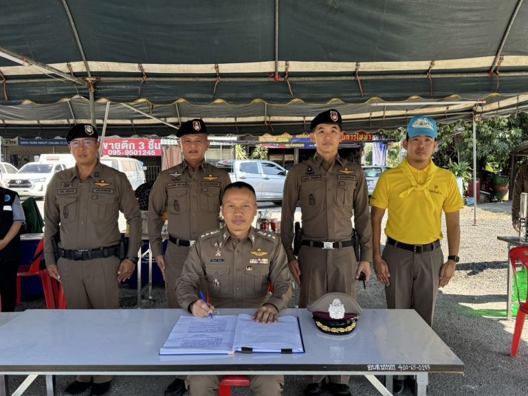 พ.ต.อ.โกมินทร์ สิงห์ขาว รอง ผบก.ภ.จว.นครสวรรค์ ออกตรวจเยี่ยมจุดบริการประชาชน บริเวณจุดตรวจริมปิง