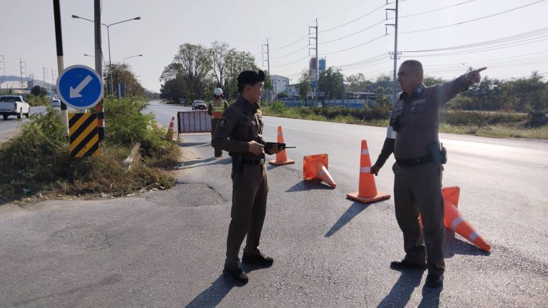 พ.ต.ท.อนุสรณ์ สินธุ์เทียม รอง ผกก.ป.สภ.บางม่วง พร้อมเจ้าหน้าที่อำนวยความสะดวกจราจร ออกแก้ไขปัญหาการจราจรถนนเส้น 117