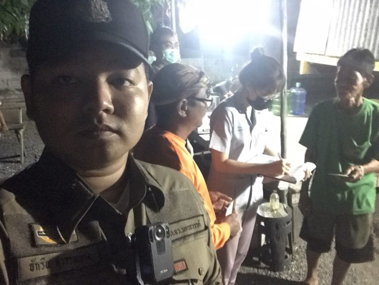 สายตรวจบึงน้ำใส พร้อมพนักงานสอบสวน สภ.บางม่วง ออกตรวจสอบ ที่เกิดเหตุผู้เสียชีวิต