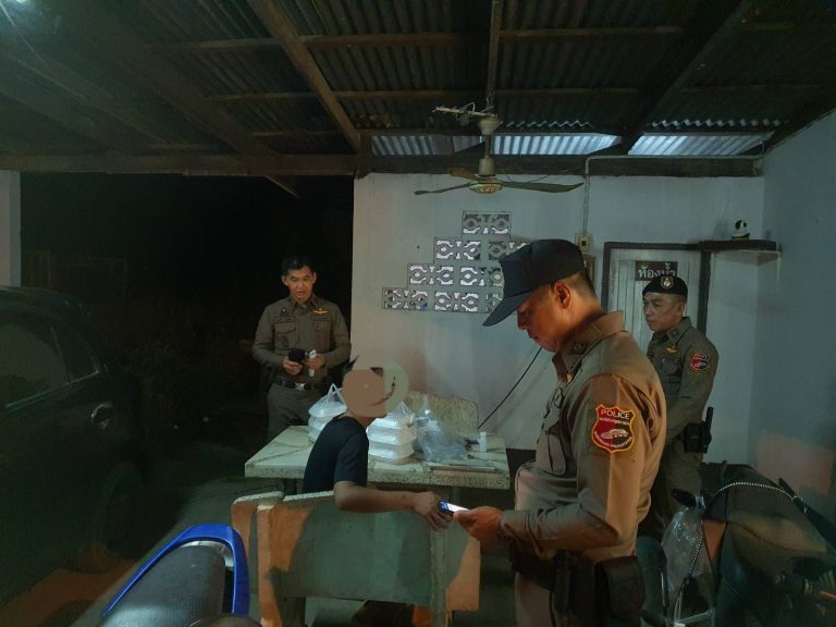 สายตรวจรถยนต์ สายตรวจรถจักรยานยนต์ ชุด1 พร้อมสายตรวจตำบลบ้านมะเกลือ สายตรวจบึงน้ำใส จับกุมผู้ต้องหา 1 ราย