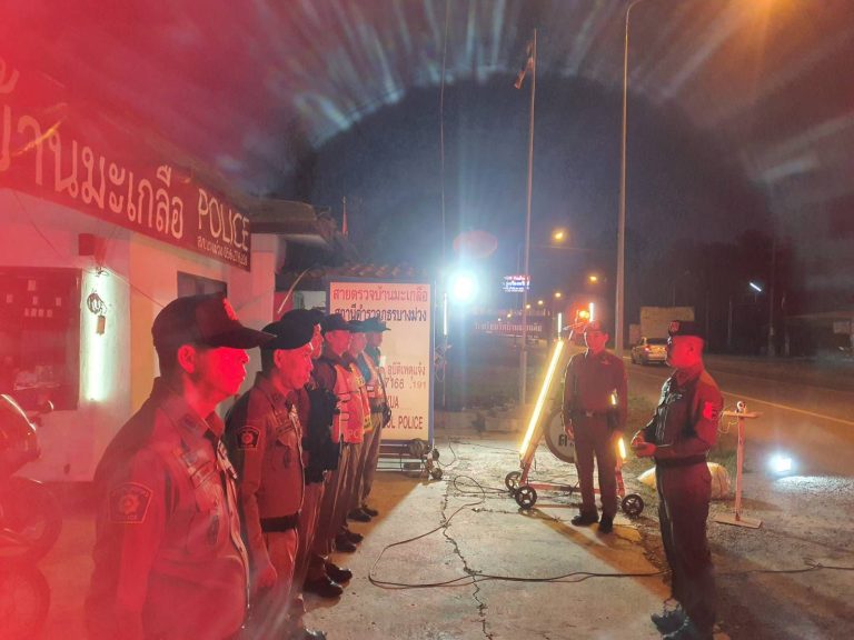 พ.ต.อ.ณรงค์ศักดิ์ ศรีนารอด ผกก.สภ.บางม่วง ตรวจเยี่ยมและปล่อยแถวจุดตรวจยาเสพติด บริเวณจุดตรวจบ้านมะเกลือ