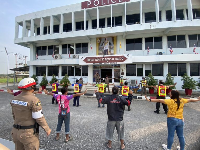 สภ.บางม่วง ได้จัดการฝึกอบรมให้ความรู้ กับอาสาสมัครจราจร เพื่ออำนวยความสะดวกการจราจรช่วงเทศกาลสงกรานต์ 2568