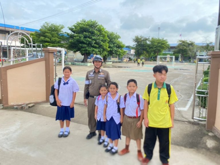 งานจราจร อำนวยความสะดวกการจราจรหน้าโรงเรียนวัดนิเวศวุฒาราม